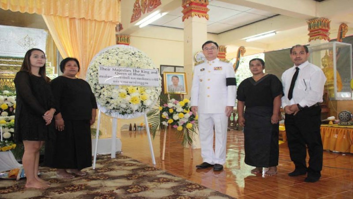 สมเด็จพระราชาธิบดีจิกมี่ และสมเด็จพระราชินี แห่งราชอาณาจักรภูฎาน ทรงพระราชทานพวงมาลาวางหน้าหีบศพคุณพ่อสวัสดิ์ ตลึงเพชร ณ วัดคีรีวง เมืองคอน