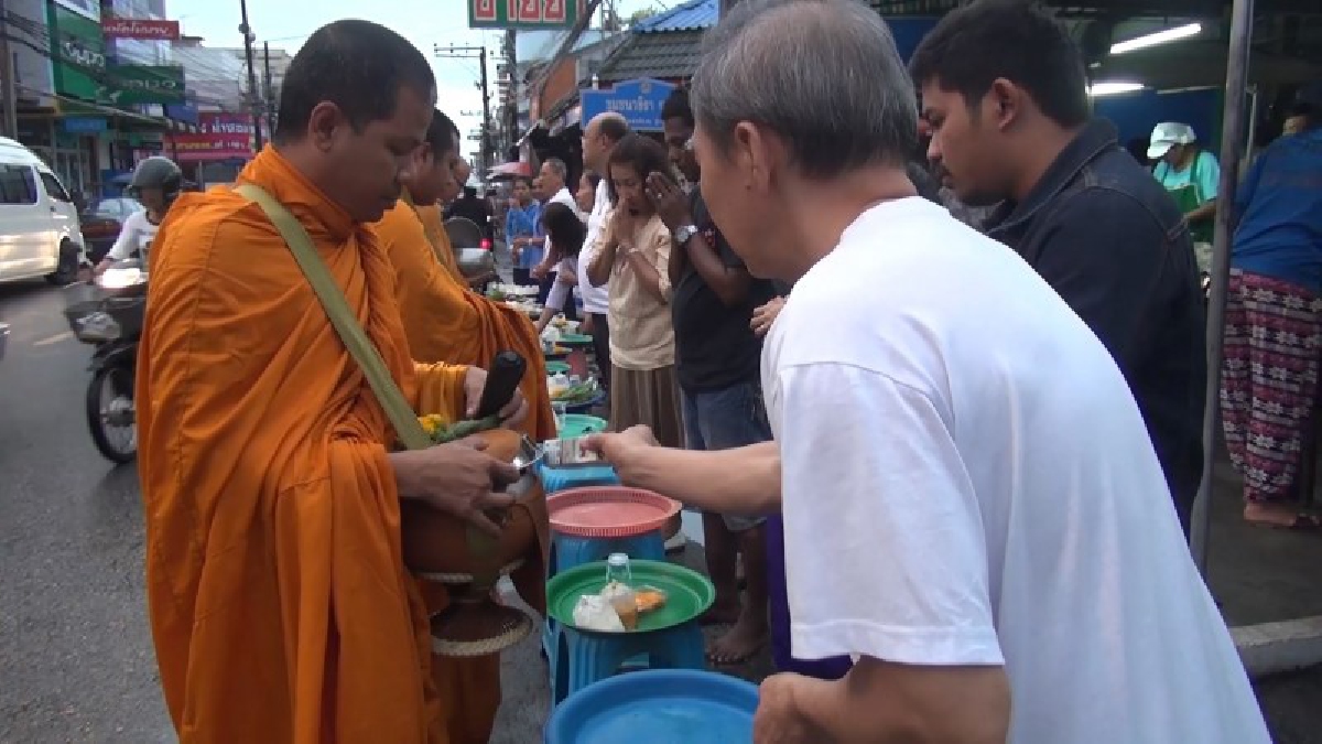 ชาวสงขลา..!! ทำบุญตักบาตร วันออกทุกข์วันแรก ถวายในหลวงรัชกาลที่ 9 แม้ว่าสภาพอากาศในช่วงเช้า จะมีฝนตกลงมาก่อนหน้านี้ (คลิป)