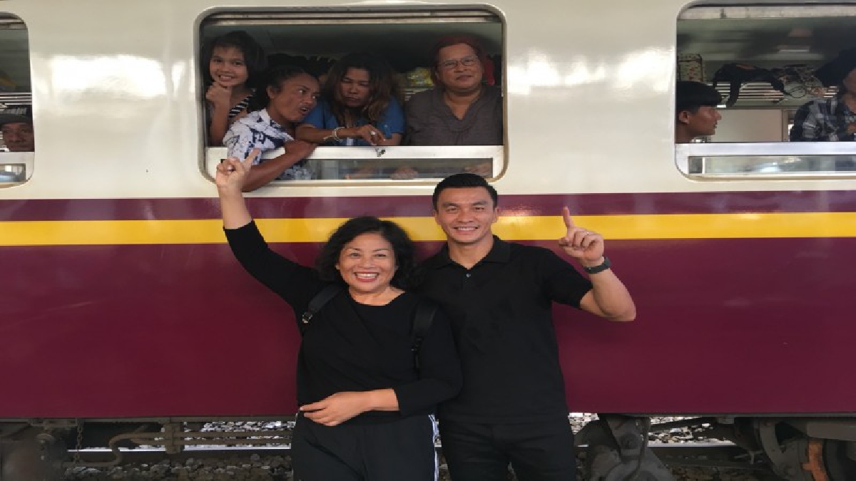 เพื่อในหลวงรัชกาลที่ 9 ฮอกกี้-เนตบอล พร้อมสินทวีชัย ร่วมทำความดี
