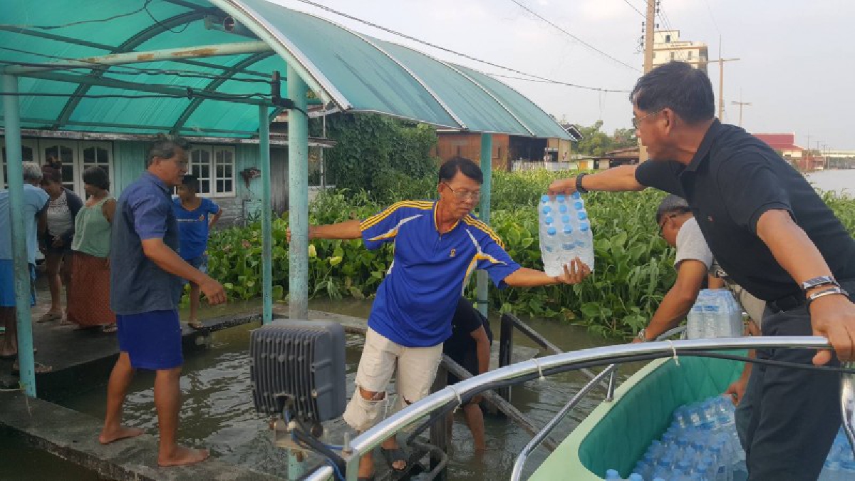 คนไทยต้องช่วยกัน..!! อดีตผู้บัญชาการนครบาลห่วงประชาชน ลงเรือแจกถุงยังชีพบรรเทาความเดือดร้อนผู้ประสบภัยน้ำท่วม