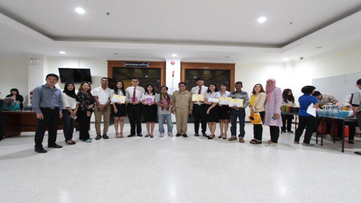 ส.ปชส.นราธิวาส มอบโล่ เกียรติบัตร พร้อมเงินรางวัล จากการประกวดคลิป เรื่องดีๆที่บ้านฉัน