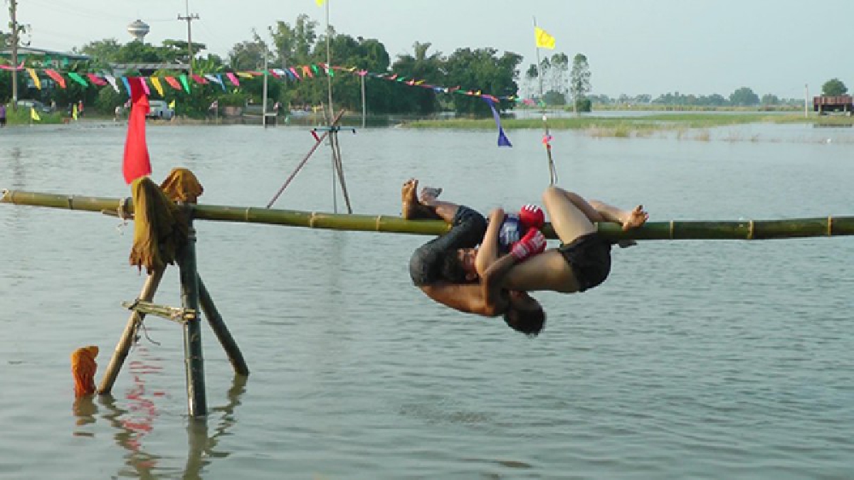 วิกฤตน้ำท่วม..!! ลุ่มน้ำยมยังหนักหน่วง แต่ยังยิ้มได้จัดแข่งเรือ-มวยทะเลเฮฮาสนุกสนาน ชลประทานชี้น้ำยังท่วมอีก 20-30 วัน (มีคลิป)