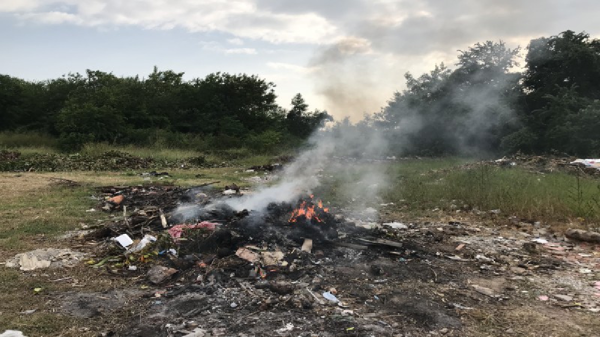 โวยยับ !! เคหะสุรินทร์ เผาขยะทั้งตอนเย็นและกลางคืน ส่งกลิ่นและควันเหม็นคลุ้ง ชาวบ้านเดือดร้อนหนัก (คลิป)