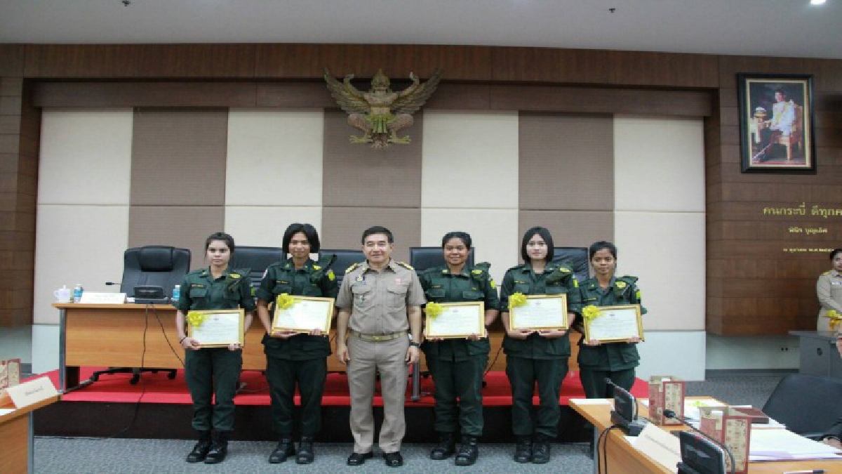 รางวัลคนดี !! ผู้ว่าฯกระบี่ มอบประกาศเกียรติคุณแก่ 5 สาว รด.ฮีโร่ เสี่ยงชีวิตช่วยหัวหน้าไปรษณีย์ รอดตายจากอุบัติเหตุรถตกคลอง (ชมคลิป)