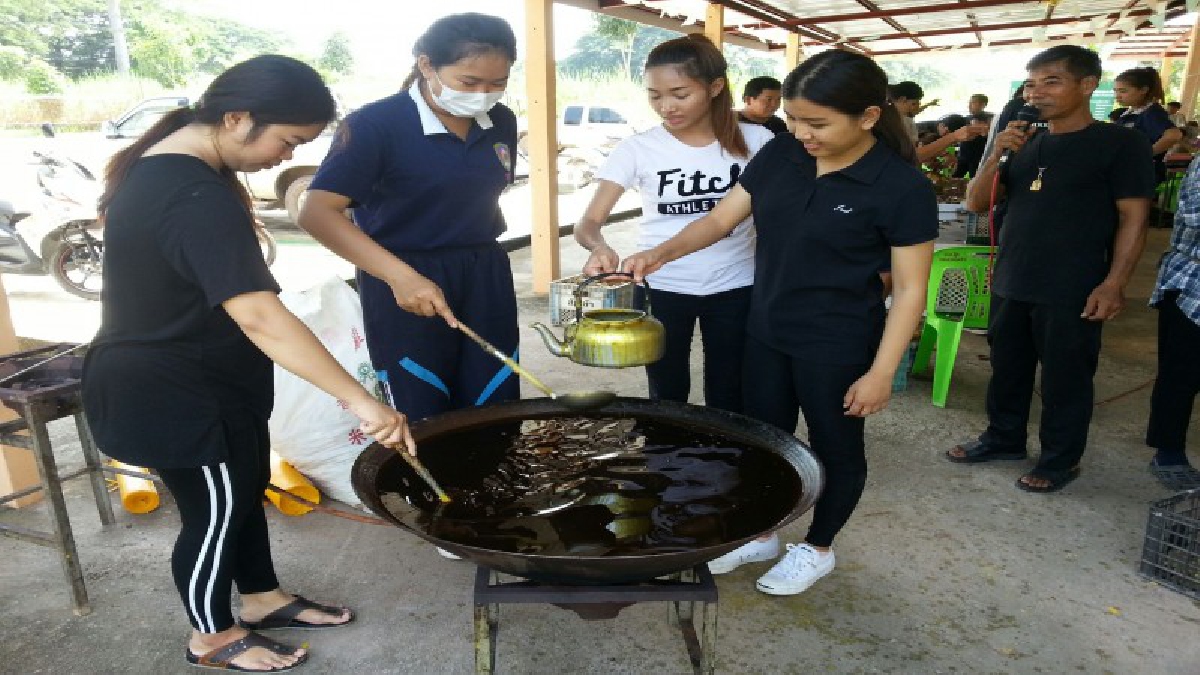 ชาวบ้านหัวยาง ร่วมกันหล่อประทีป 19,800 ดวง เพื่อร่วมลอยประทีปกระทงสายกลางลำน้ำปิง หน้าวัดพระบรมธาตุยางกว่า 5 กิโล ถวายในหลวง ร.9