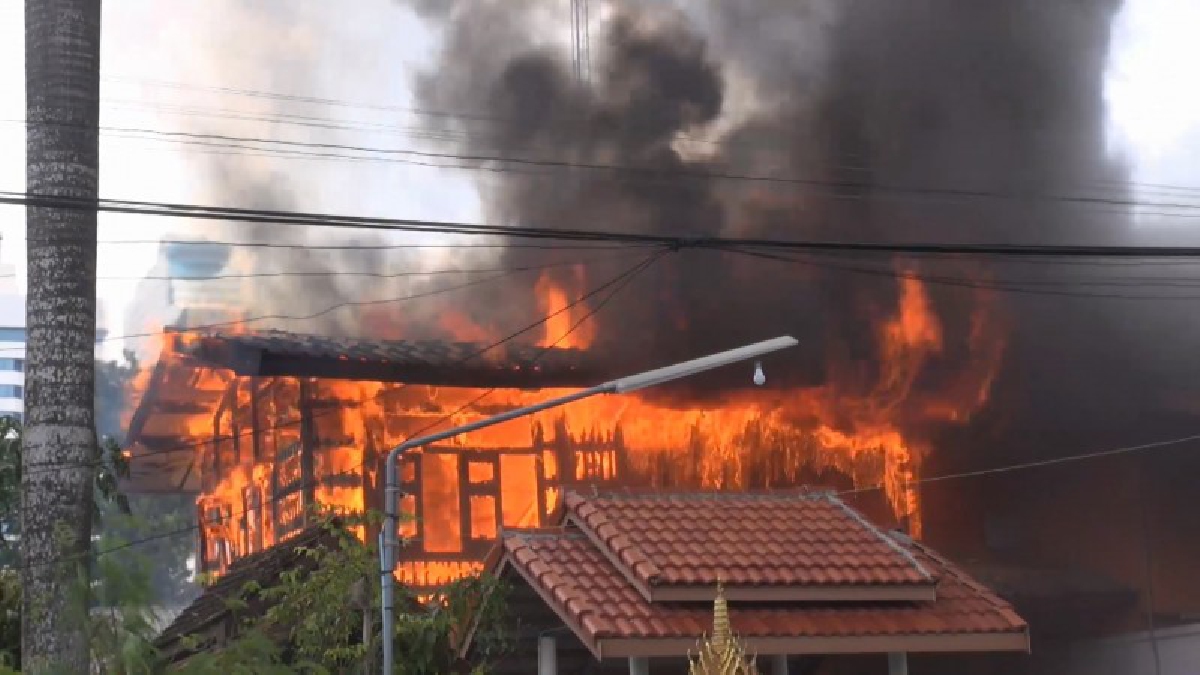 ไฟไหม้สถานีตำรวจรถไฟหาดใหญ่ วอดเกือบทั้งหลัง จนท.เข้าเคลียร์พื้นที่ ตอนนี้ทราบสาเหตุแล้ว (คลิป)