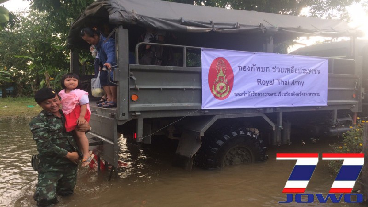 ทหารนำรถยนต์บรรทุกยกสูง จำนวน 5 คัน ช่วยเหลือชาวบ้านที่ประสบอุทกภัย โดยเฉพาะนักเรียน วัยทำงานในพื้นที่อำเภอเมืองมหาสารคาม (มีคลิป)