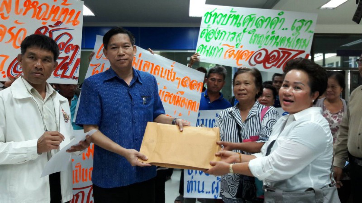 ถ้าดีจริง เขาจะไล่ทำไม ?! ชาวบ้านศาลาคำ ทิ้งไร่ทิ้งนา รวมตัวบุกยื่นหนังสือขับไล่ผู้ใหญ่บ้าน แฉยับ..แต่ละโครงการ โกงแหลก (ดูคลิป)