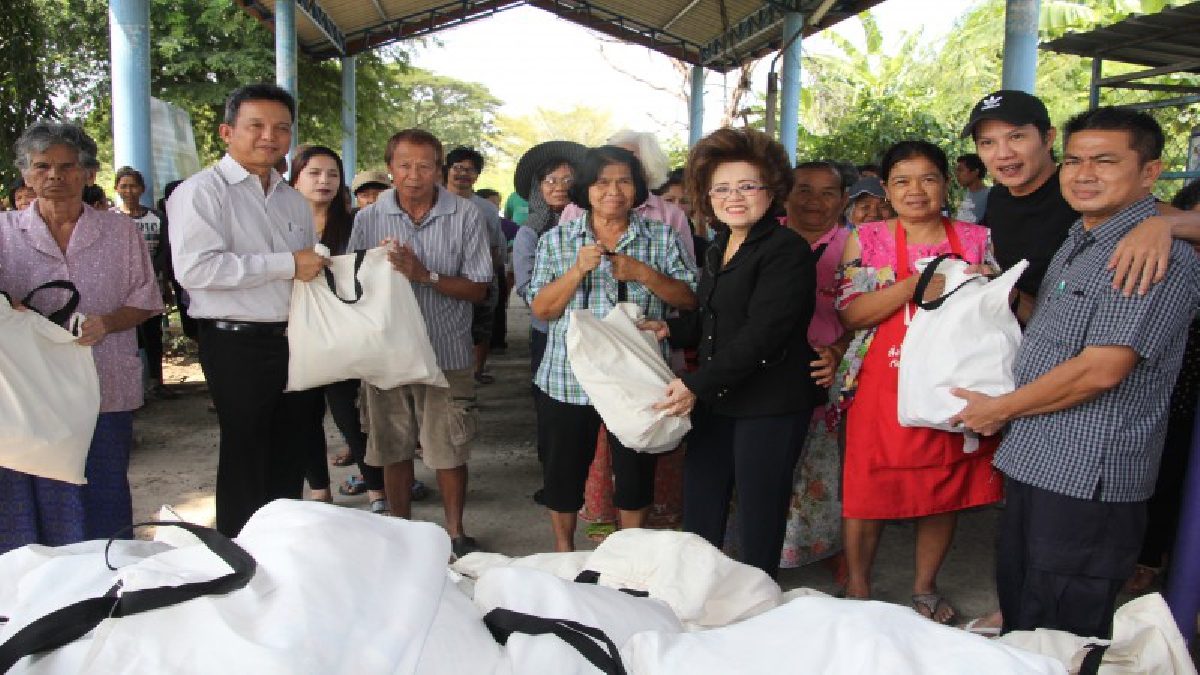 ชลประทานลดอัตราการระบายน้ำ ปริมาณน้ำเริ่มลดลง อบต.เกาะเรียน แจกถุงยังชีพให้กับผู้ได้รับผลกระทบจากน้ำท่วม (ชมคลิป)