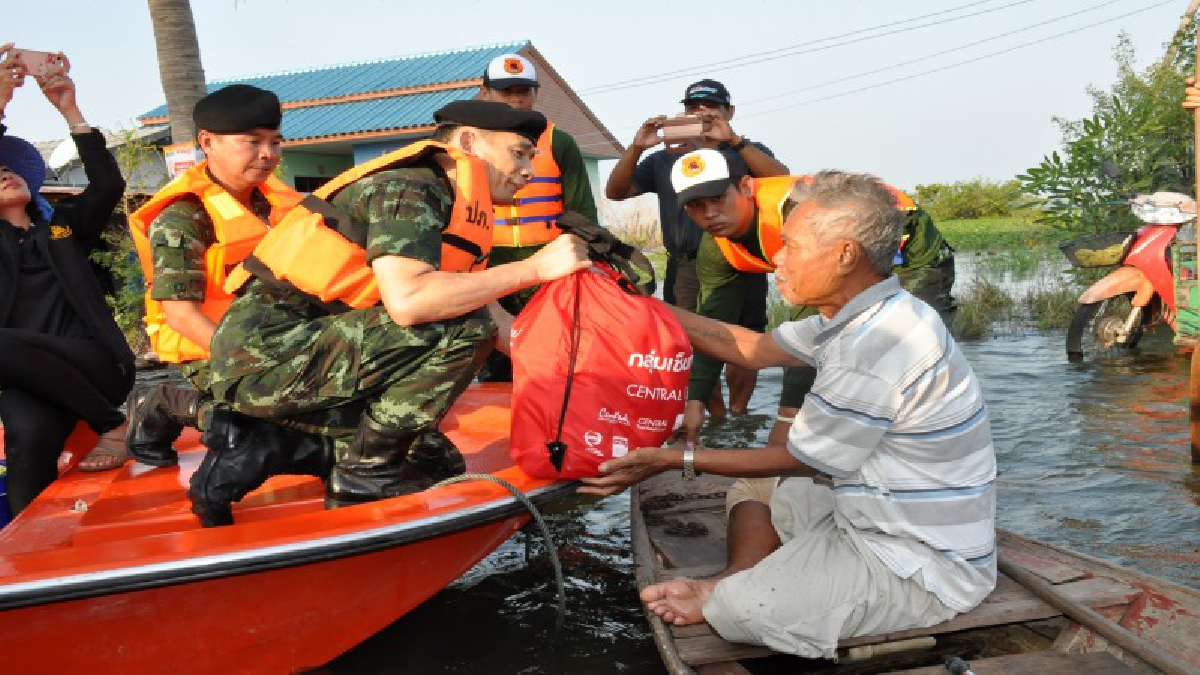 สุพรรณบุรี !! ทหารนำถุงยังชีพมอบให้ผู้ประสบอุทกภัย นพื้นที่ ต.จรเข้ใหญ่ จำนวน 7 หมู่บ้าน รวม 70 ชุด (คลิป)