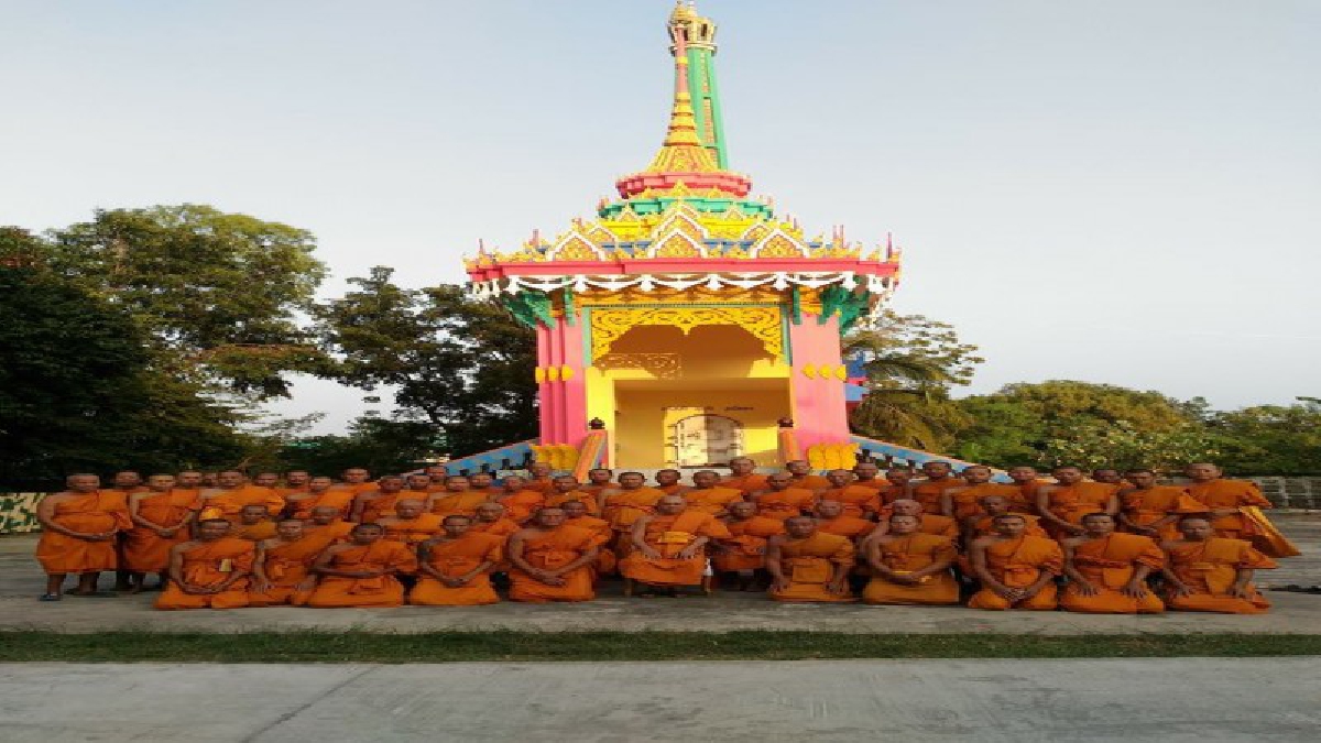 เจ้าอาวาสวัดดังเมืองช้าง ผุดกุศโลบายแผงปริศนาธรรม เปลี่ยนความเศร้าเป็นความชื่นบาน ระดมพระ-เณรลูกวัด ทาสีเมรุหลากสีสัน วาดรูปโดเรม่อน (คลิป)