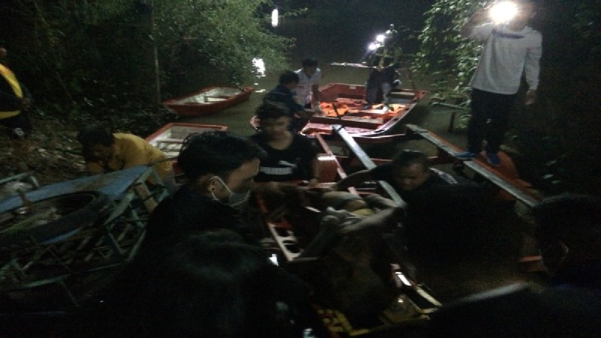 กู้ภัยเร่งช่วยผู้เฒ่าวัย 71 ป่วยหนัก บ้านถูกน้ำท่วม ก่อนนำขึ้นเรือมารักษาตัว อย่างทุลักทุเล (คลิป)