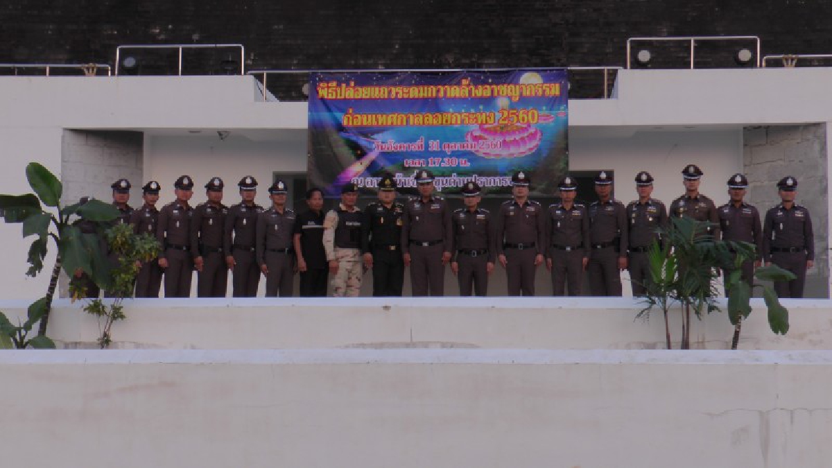 ตำรวจภูธรจังหวัดนครนายก ปล่อยแถวกวาดล้างอาชญากรรม ก่อนเทศกาลลอยกระทงประจำปี 2560 สร้างความอบอุ่นใจให้กับประชาชน (คลิป)