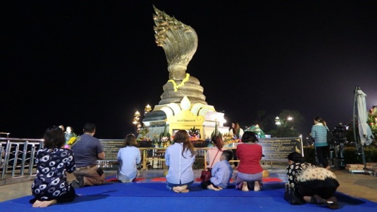 โค้งสุดท้าย !! นักเสี่ยงโชคแห่ขอเลขเด็ด "พญาศรีสัตตนาคราช"ก่อนวันหวยออกคึกคัก เล่นเอาลอตเตอรี่เกลี้ยงแผงทุกเจ้า