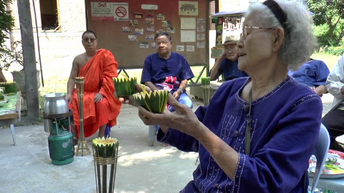 สุดแปลกหาดูยาก!!ชาวพะเยาหล่อประทีปโดยใช้มะละกอแบบโบราณถวายพุทธบูชาในคืนยี่เป็ง