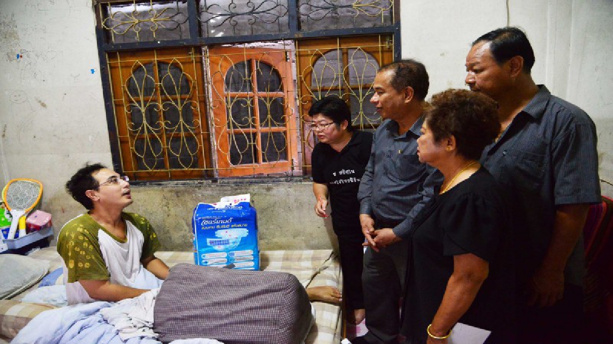นายกเทศมนตรีเมืองบางริ้น จ.ระนอง นำเจ้าหน้าที่ลงพื้นที่เยี่ยมและให้กำลังใจผู้พิการ และผู้ป่วยติดเตียง