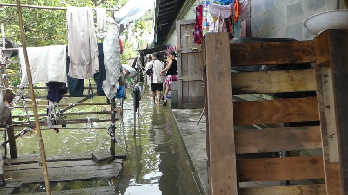 ปทุมธานี..!! ชาวบ้านจำนวนกว่า 4,000 หลังคาเรือน ยังคงเดือดร้อน จากภัยน้ำท่วม วอนหน่วยงานที่เกี่ยวข้องเข้าช่วยเหลือด่วน (มีคลิป)