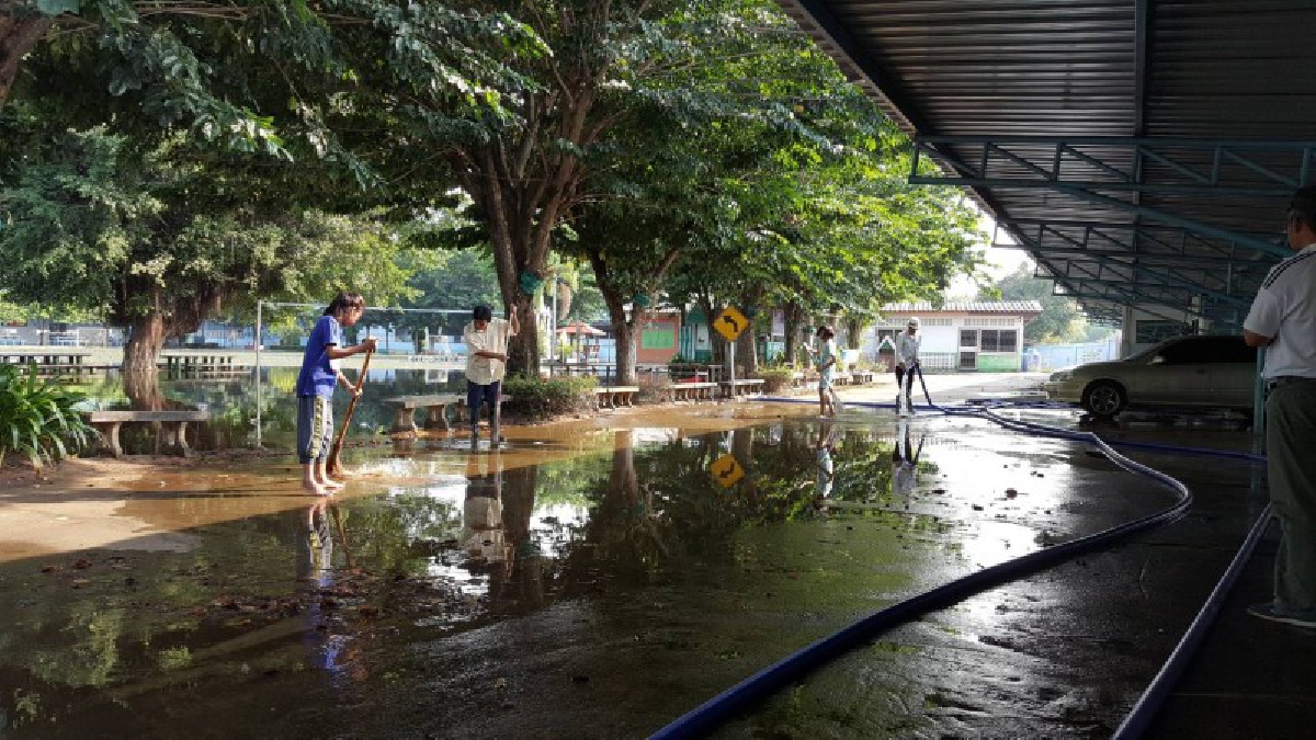 ฟื้นฟูสภาพด่วน..!! เร่งทำความสะอาดโรงเรียน หลังน้ำเริ่มลด แต่ยังเปิดเรียนไม่ได้ ขณะที่น้ำท่วมบ้านกว่า 4,000 หลัง ยังไม่คลี่คลาย!?