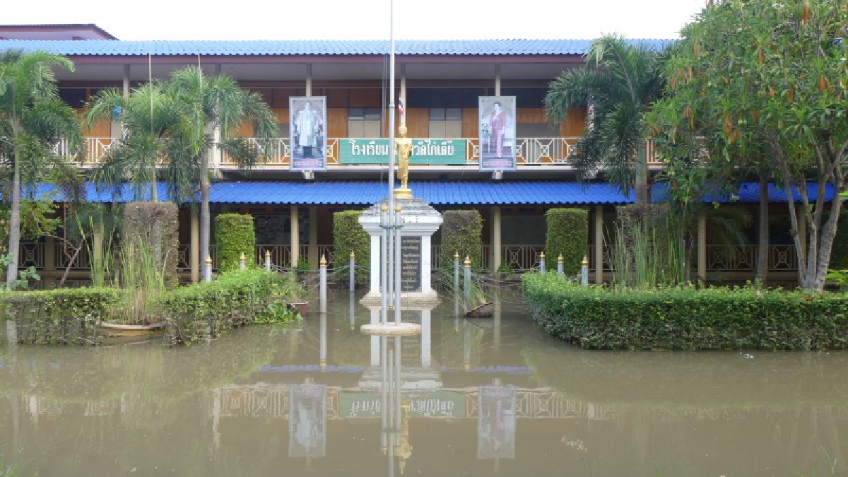ยังไม่สามารถเปิด รร.ได้!! โรงเรียนในพื้นที่นอกคันกันน้ำที่ถูน้ำท่วม เลื่อนการเปิดเรียนไปก่อน