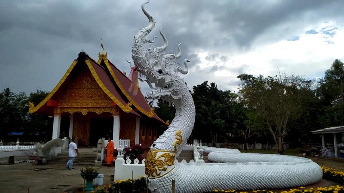 สุดงดงาม!! วัดทุ่งรวงทอง อายุกว่า 1,000 ปี สร้างรูปปั้นพญานาค เป็นกำแพงแก้ว ล้อมรอบอุโบสถ วิจิตรสวยงามตระการตา (คลิป)