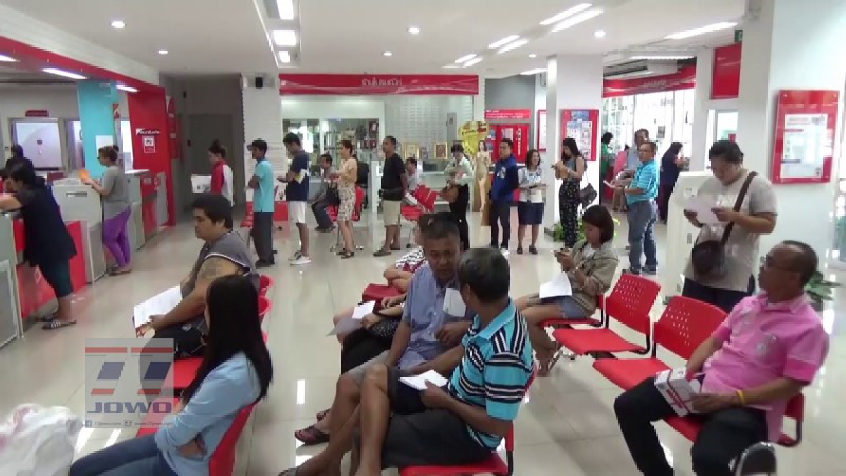 ปชช.ชาวตรัง เข้าคิวต่อแถวจองเข็มที่ระลึก เนื่องในงานพระราชพิธีถวายพระเพลิงพระบรมศพ ในหลวงรัชกาลที่ ๙ (มีคลิป)