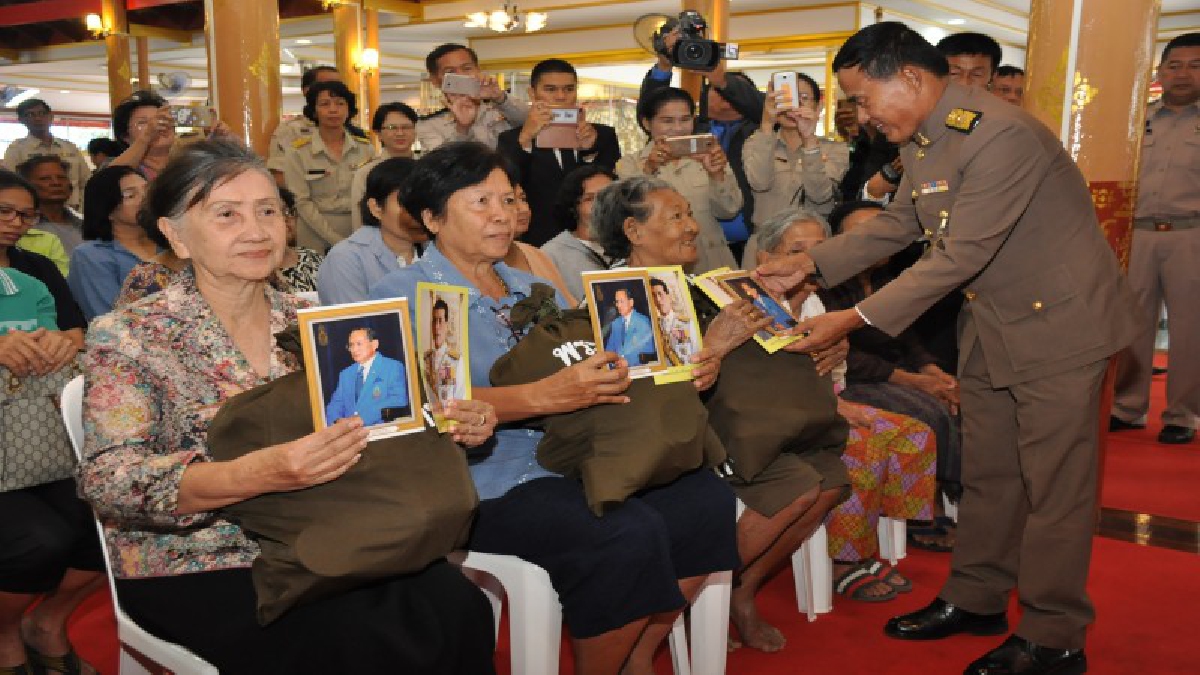 สุพรรณบุรี..!! ในหลวง ร.10 ทรงพระกรุณาโปรดเกล้าฯ ให้องคมนตรีเป็นผู้แทนพระองค์ เดินทางตรวจเยี่ยม และมอบถุงยังชีพพระราชทาน