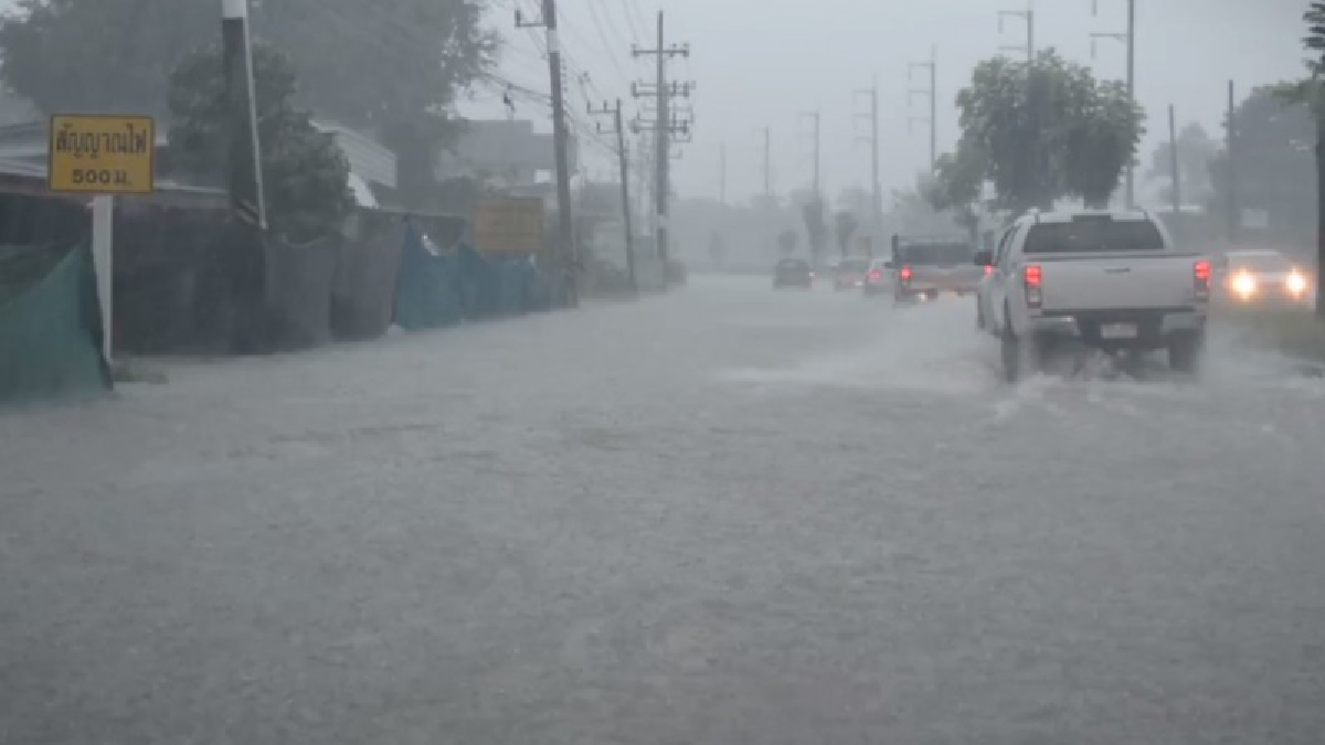 ฝนถล่มหนัก..!! เมืองคอนฝนตกหนักทั้งวัน ทางจังหวัดตั้งศูนย์บัญชาการเหตุการณ์ อุทกภัย วาตภัย และดินถล่ม (คลิป)