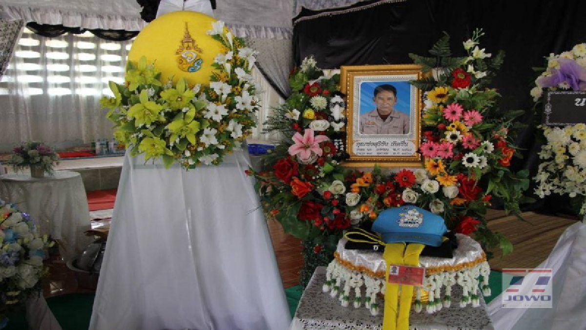 สมเด็จพระเจ้าอยู่หัวโปรดเกล้าฯ ให้ผู้ว่าเชิญพวงมาลาพระราชทาน วางหน้าหีบศพจิตอาสาซึ่งเสียชีวิตจากการจมน้ำที่ ตำบลตาเบา อ.ปราสาท จ.สุรินทร์