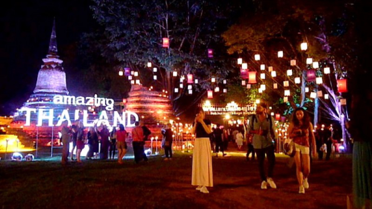 เริ่มแล้ว..!! งานประเพณียิ่งใหญ่ระดับโลก “ลอยกระทง เผาเทียน เล่นไฟ จ.สุโขทัย” จัดยาว 5 วัน คาดเงินสะพัด 700 ล้านบาท (คลิป)