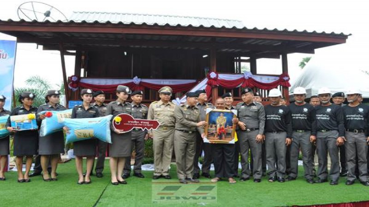 ผบ.ตร. ลงพื้นที่มอบบ้าน แก่ผู้ประสบอุทกภัยที่สุราษฎร์ธานี พร้อมกำชับตำรวจเปิดโรงพัก รับผู้ประสบภัยในช่วงมรสุมนี้ (มีคลิป)