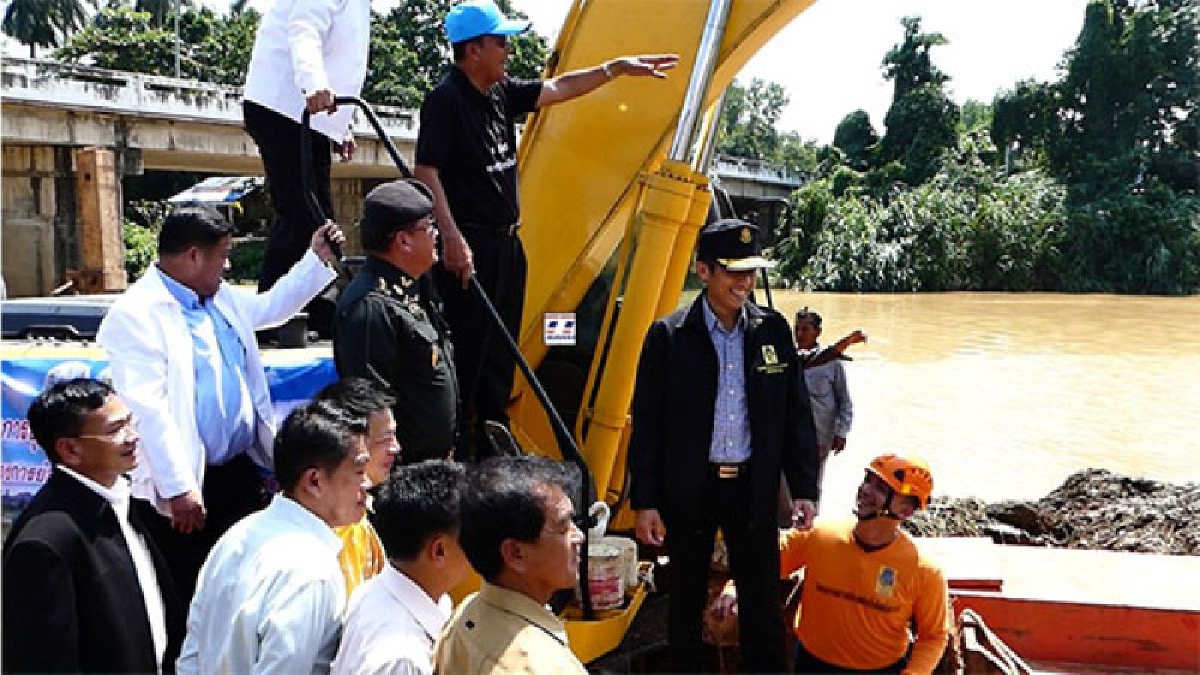 เทศบาลเมืองชุมพร จับมือ ทหาร ปภ.ชลประทาน ระดมพกำลังเร่งขุดลอกคูคลอง เตรียมรับมือน้ำท่วมจากพายุดีเปรสชั่น (ชมคลิป)