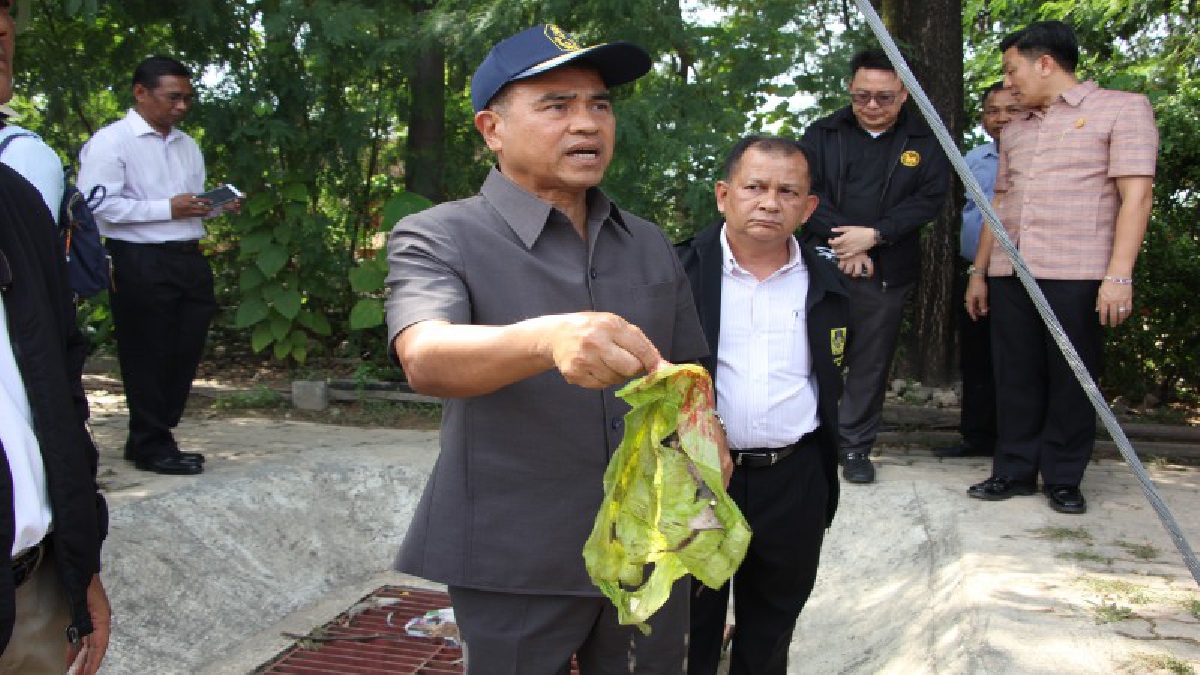 พ่อเมืองภูเก็ตลงพื้นที่จุดเสี่ยงน้ำท่วมขังน้ำบูรณาการหน่วยงาน และสั่งการองค์กรปกครองส่วนท้องถิ่น ขยายท่อระบายน้ำสร้างตะแกรงดักขยะ