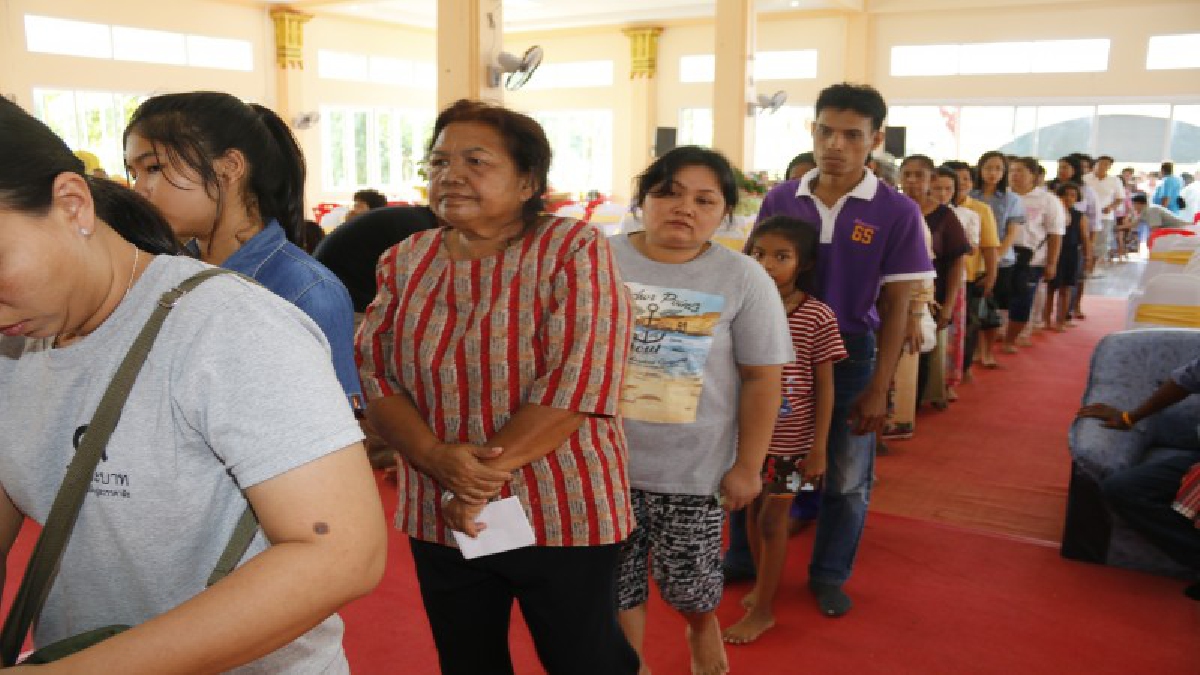 สาธุชนนับหมื่น แห่ร่วมพิธี จำเริญอายุวัฒนมงคล 90 ปี พระครูอดุลคุณาธาร (พ่อท่านหวน ขนฺติโก) เกจิดังภาคใต้ เข้าแถวรอรับวัตถุมงคล ล้นวัด (คลิป)