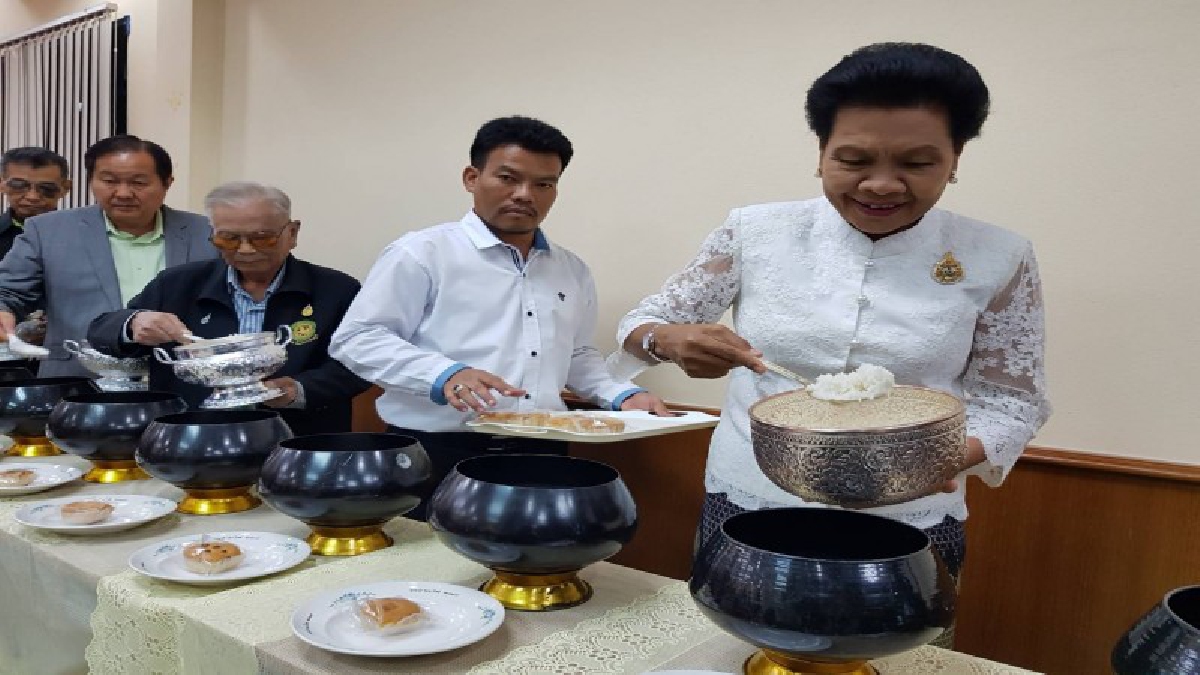 อบจ.ปราจีนบุรี จัดงานบุญตักบาตรวัน องค์การบริหารส่วนจังหวัด ประจำปี 2560  พร้อมมอบทุนการศึกษาบุตรข้าราชการ