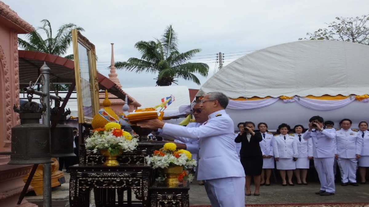 ปราจีนบุรี...!! พระเจ้าอยู่หัวโปรดเกล้าฯ ให้ศาลยุติธรรมกรุงเทพฯ ถวายผ้าพระกฐินพระราชทาน ที่วัดแก้วพิจิตร ประจำปี 2560 (คลิป)