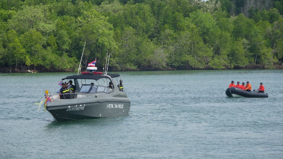 ตร.สตูลห่วงใยปชช.ลอยกระทง..! ปล่อยเรือตรวจการณ์ประจำจุดดูแลนทท. ขณะสถานที่จัดงานเร่งประดับตกแต่งเวทีประกวดนางนพมาศให้สวยงาม
