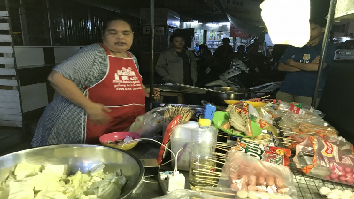 ปักหมุดด่วน!!ห้ามพลาด “ป้าอ้วน” ลูกชิ้นทอด น้ำจิ้มรสเด็ดถึงใจ ในตำนานเมืองช้าง ขายมา 10 ปี กำไรวันละ 1 พันบาท