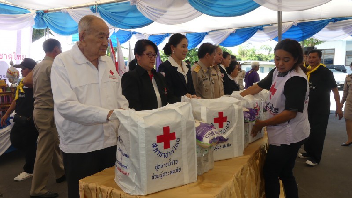 ปทุมธานี!! เลขาธิการสภากาชาดไทยนำชุดธารน้ำใจพระราชทานมอบแก่ราษฎรที่ประสบอุทกภัย