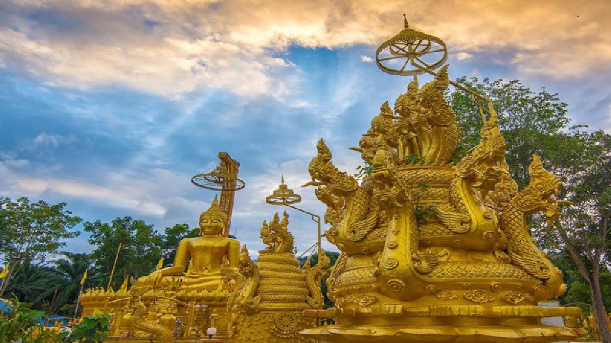 แปลกแต่จริง..!! วัดสีทอง-ชุมพร วัดป่าใกล้บ้านเหลืองอร่ามทั้งวัด สวยงามคนแห่ถ่ายพรีเวดดิ้ง ดึงเยาวชนสนใจเข้าวัดมากขึ้น (มีคลิป)