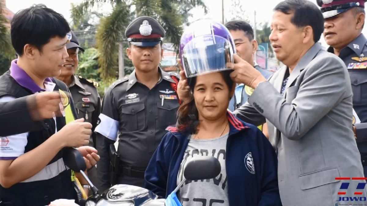 จันทบุรี รณรงค์ลดอุบัติเหตุทางถนนช่วงเทศกาลลอยกระทง พร้อมเปลี่ยนหมวกนิรภัยใบใหม่แก่ชาวบ้านที่ของเก่าชำรุด (ชมคลิป)