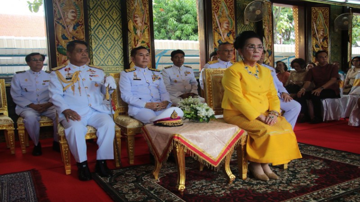 สมเด็จพระเจ้าอยู่หัว โปรดเกล้าฯ สมาคมส่งเสริมการเลี้ยงไก่แห่งประเทศไทย ในพระบรมราชูปถัมถ์ ถวายผ้าพระกฐินพระราชทาน วัดบางพระวรวิหาร