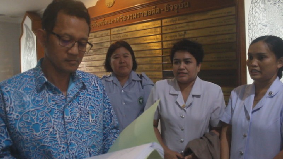 แพทย์-พยาบาล-บุคลากร รพ. เมืองคอน สุดทน"ผอ.บริหาร" รวมตัวยืนหนังสือร้องถึงผู้ว่าฯ หากไม่ย้ายผอ. "จะขอย้ายตัวเอง"(ชมคลิป)