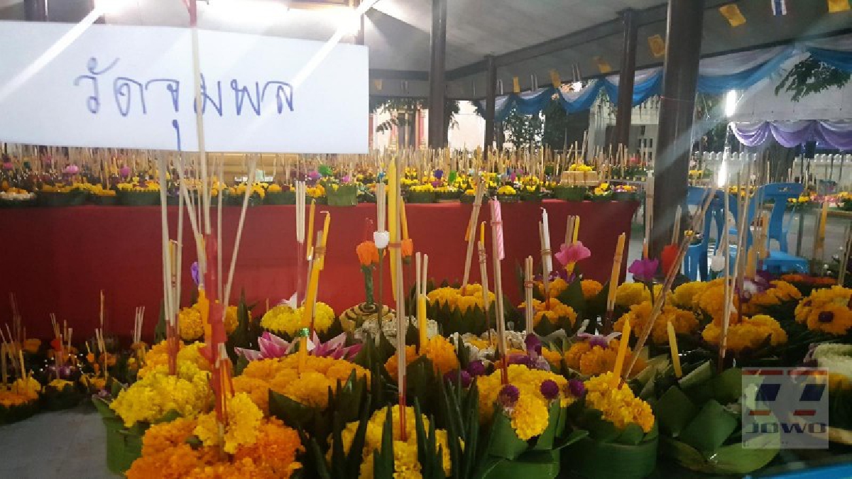 มีเจ้าของแล้ว!! แม่ค้าแห่จองพื้นที่ขายกระทงอย่างคึกคัก นร.พร้อมใจผลิตกระทงธรรมชาติ ถวายวัดเพื่อหารายได้พัฒนาวัด (ชมคลิป)