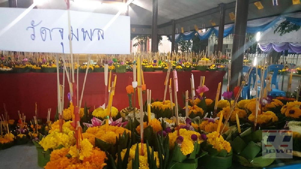 มีเจ้าของแล้ว!! แม่ค้าแห่จองพื้นที่ขายกระทงอย่างคึกคัก  นร.พร้อมใจผลิตกระทงธรรมชาติ ถวายวัดเพื่อหารายได้พัฒนาวัด (ชมคลิป)