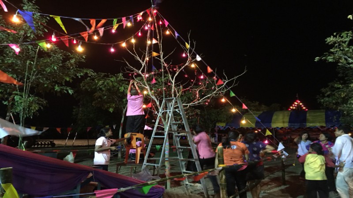 ชวนชม!!บรรยากาศชาวบ้านเมืองช้าง ช่วยกันเตรียมจัดงานลานวัฒนธรรม ลอยกระทงย้อนยุค 3 ชาติพันธุ์ เขมร กวย ลาว