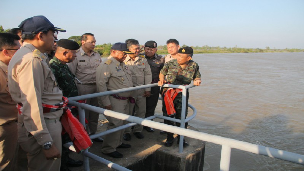 แม่ทัพภาคที่ 2 ตรวจติดตามประเมินสถานการณ์น้ำชี เขื่อนธาตุน้อย จังหวัดอุบลราชธานี ขณะที่ระดับแม่น้ำชี ลดลงอย่างต่อเนื่อง