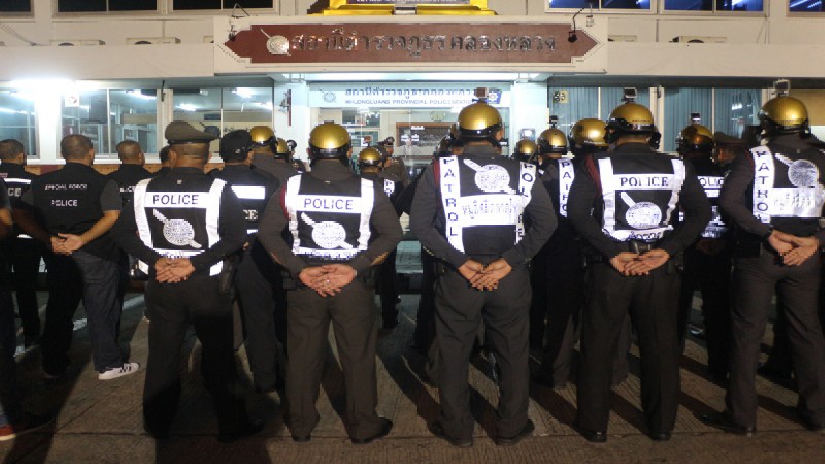 ปทุมธานี...!! สภ.คลองหลวง ปล่อยแถวกวาดล้างอาชญากรรม ก่อนวันลอยกระทง (มีคลิป)
