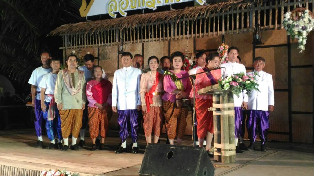ตราด!! ตำบลหาดเล็ก เปิดลอยกระทงสองแผ่นดิน งานนี้คึกคักสุดๆ..!? (มีคลิป)