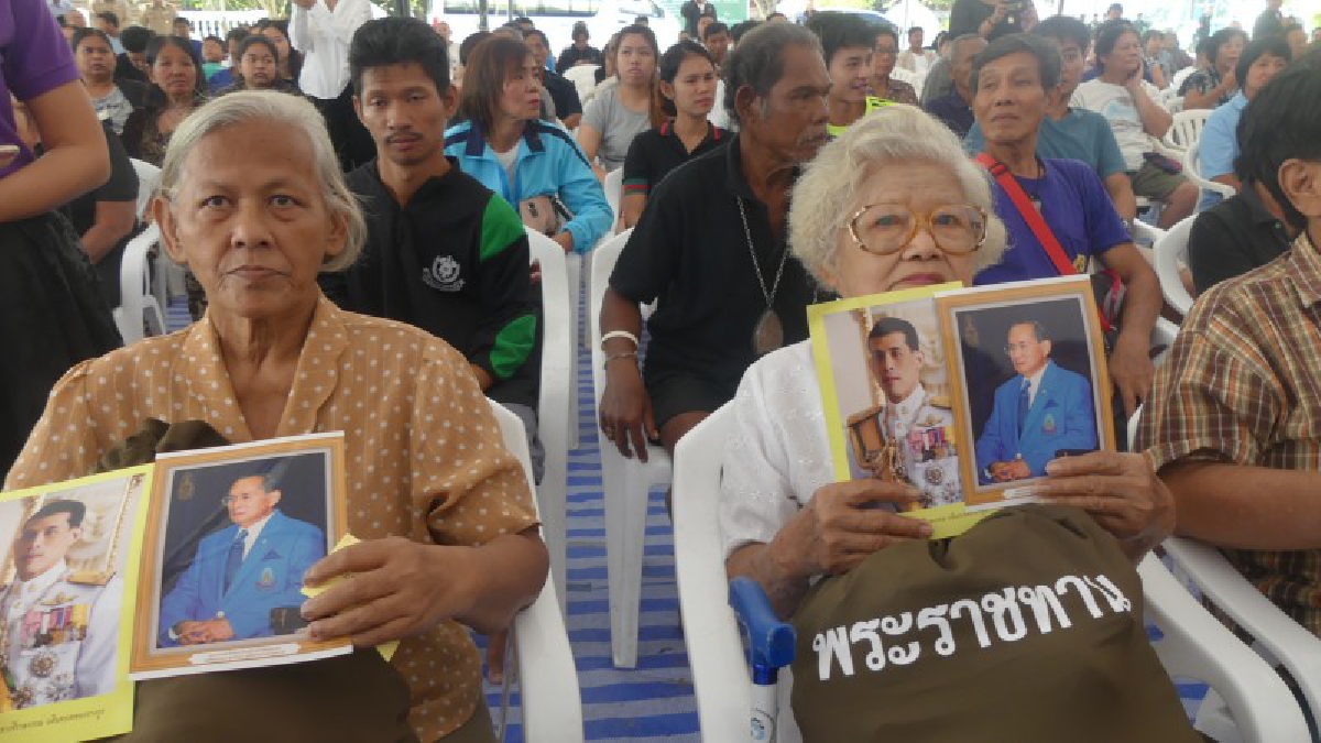 คนไทยทอดทิ้งกัน..!! ผู้แทนพระองค์ เชิญถุงพระราชทาน ไปมอบแก่ราษฎรที่ประสบอุทกภัย..!?