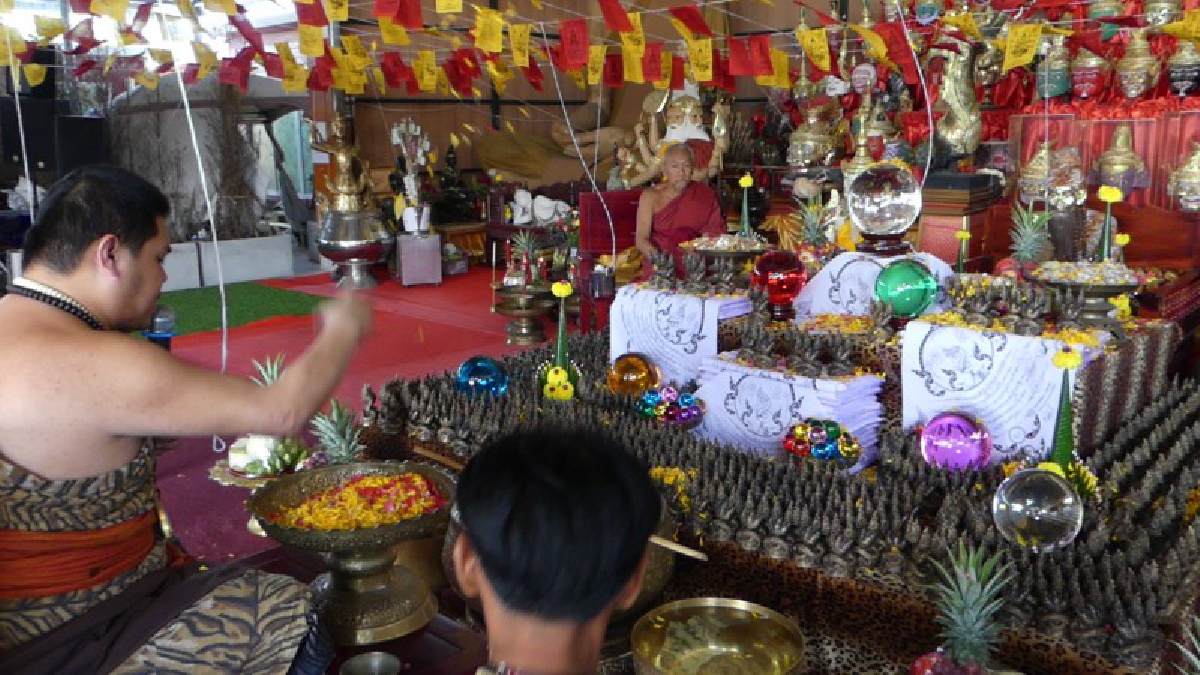 ความเชื่อ..!! ฤาษีเณรปลุกเสกวัตถุมงคล พร้อมชวนอาบน้ำมนต์จันทร์เพ็ญ แบบโบราณเพื่อเสริมดวงและความศิริมงคล..!!